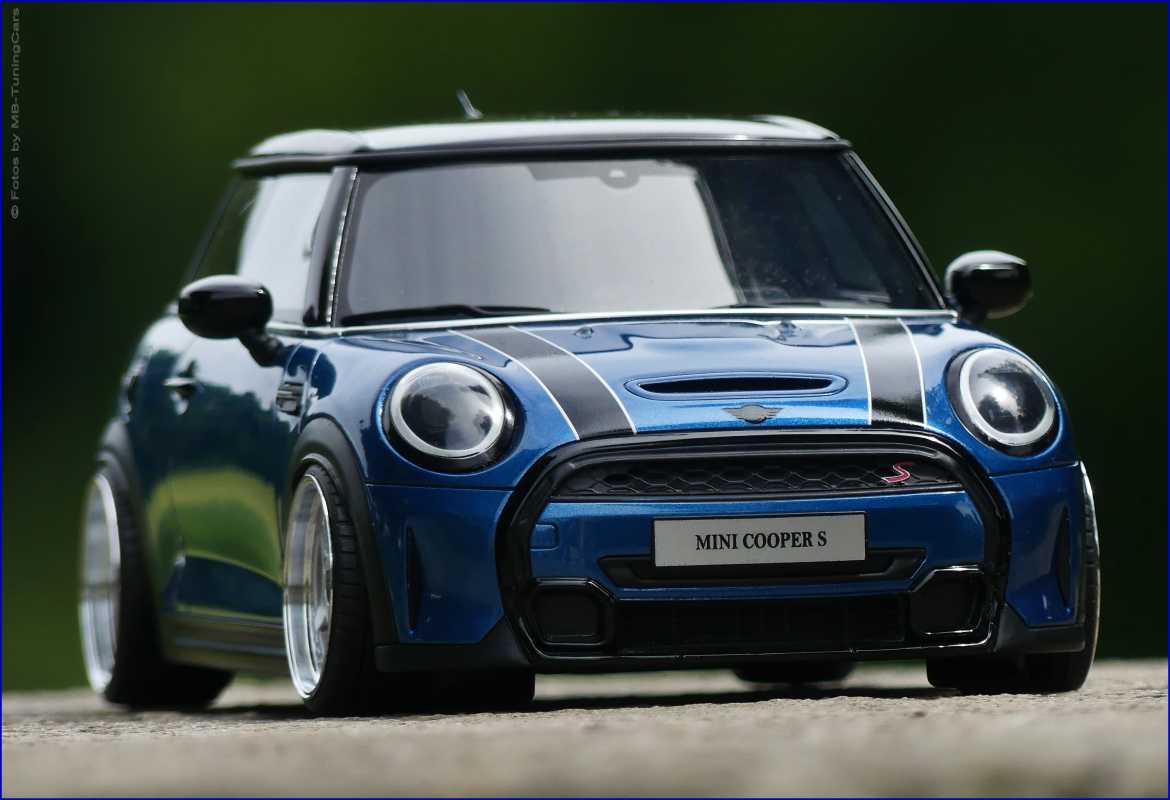1:18 Mini Cooper S 2021 - Island Blue/White Stripes Edition inkl. OVP